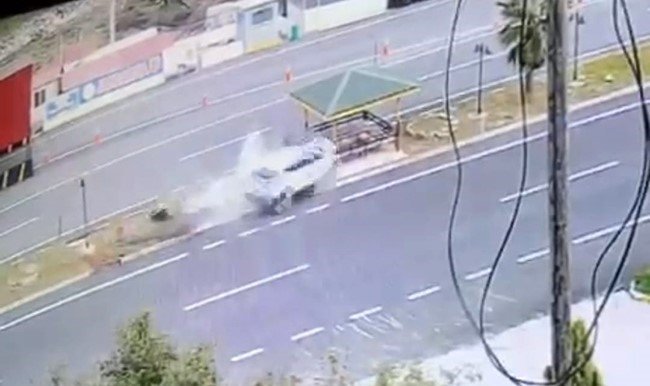 Antalya’da Otomobil Jandarma Bekleme Noktasına Çarptı: 4 Yaralı