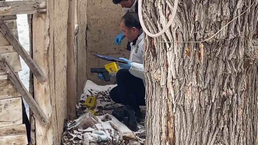 Karaman’da Polisten Kaçarken Metruk Eve Tabanca Atan 2 Şüpheli Yakalandı