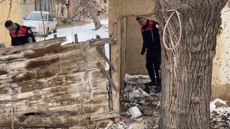 Karaman’da Polisten Kaçarken Metruk Eve Tabanca Atan 2 Şüpheli Yakalandı