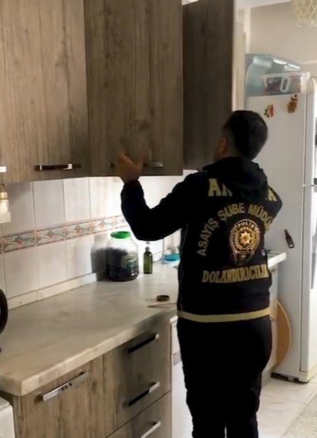 Kendilerini Polis Ve Savcı Olarak Tanıtıp 16 Milyon Liralık Vurgun Yaptılar