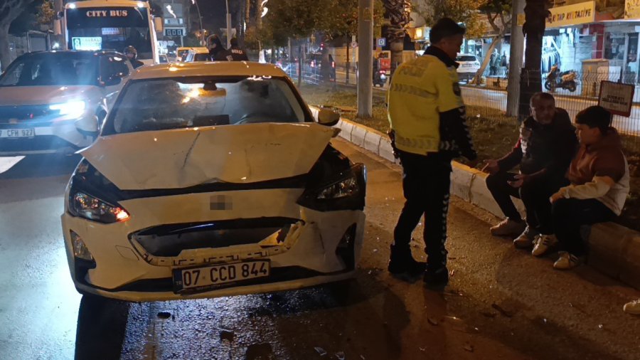 Manavgat’ta 3 Aracın Karıştığı Zincirleme Kazada Yaralanan Olmadı