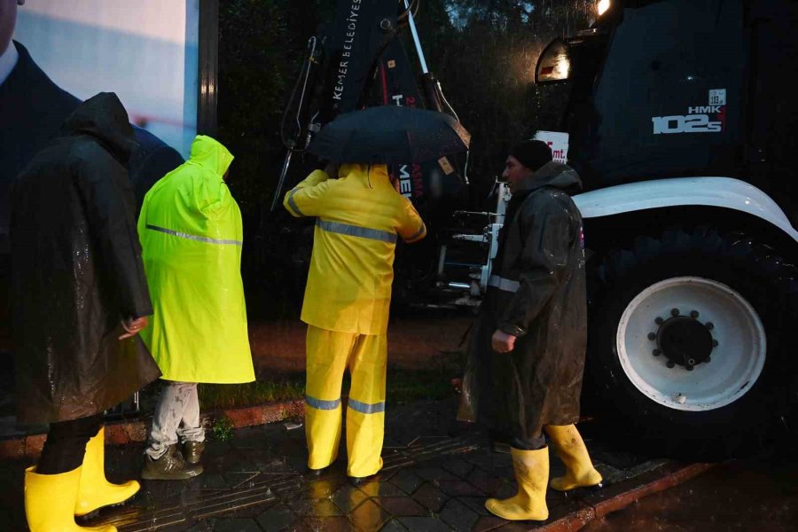 Kemer’de Sağanak Etkili Oldu
