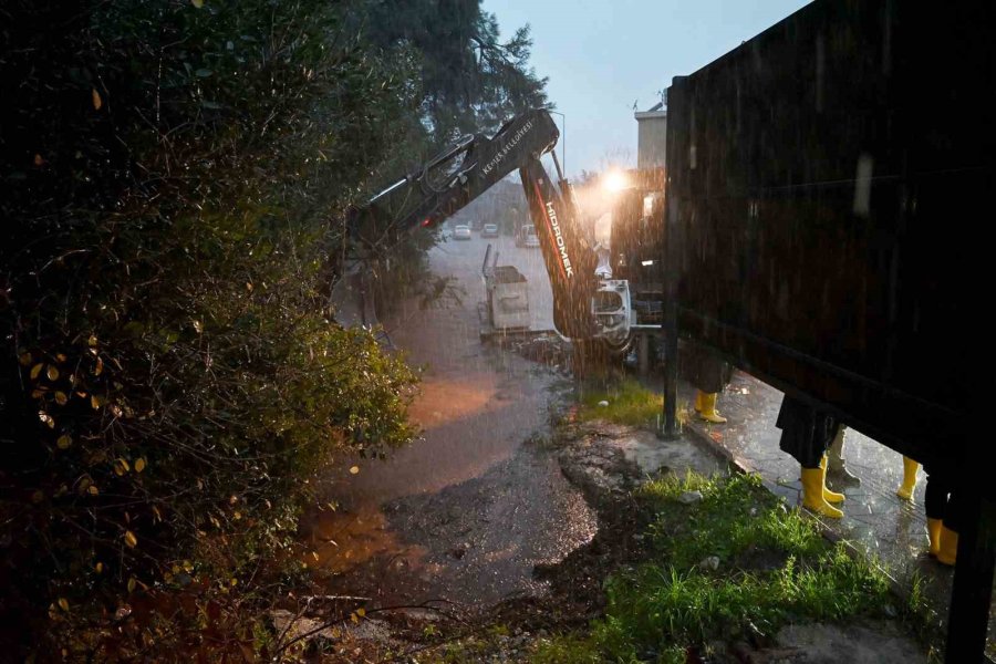 Kemer’de Sağanak Etkili Oldu