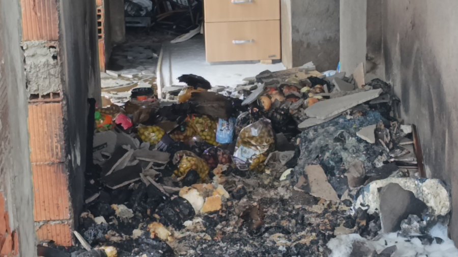 Antalya’da 5 Katlı Apartmanın Çatı Katında Korkutan Yangın