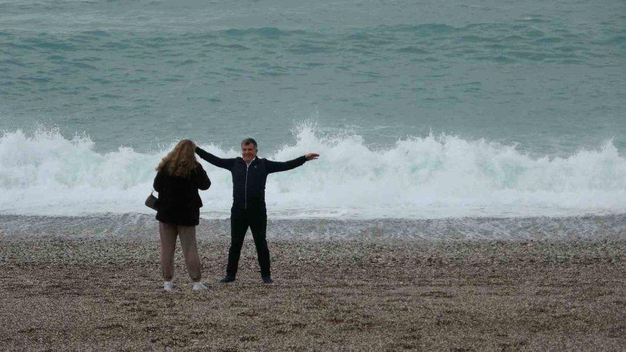 Dalgaların Dövdüğü Dünyaca Ünlü Sahil Beyaza Büründü, Manzara Tutkunları Cep Telefonlarına Sarıldı