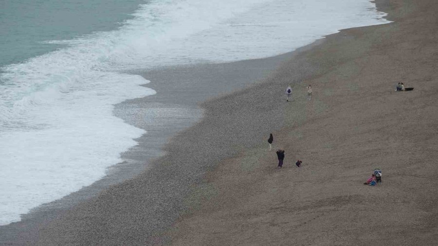 Dalgaların Dövdüğü Dünyaca Ünlü Sahil Beyaza Büründü, Manzara Tutkunları Cep Telefonlarına Sarıldı