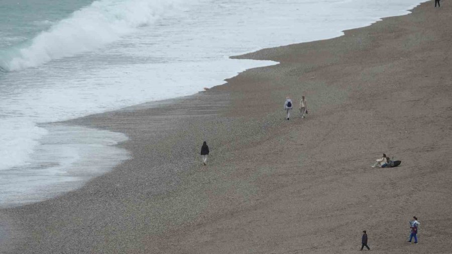 Dalgaların Dövdüğü Dünyaca Ünlü Sahil Beyaza Büründü, Manzara Tutkunları Cep Telefonlarına Sarıldı