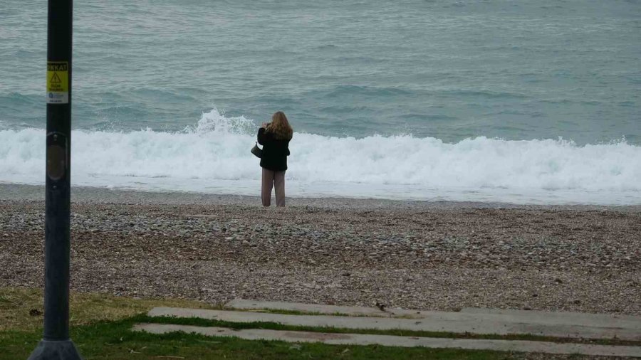 Dalgaların Dövdüğü Dünyaca Ünlü Sahil Beyaza Büründü, Manzara Tutkunları Cep Telefonlarına Sarıldı