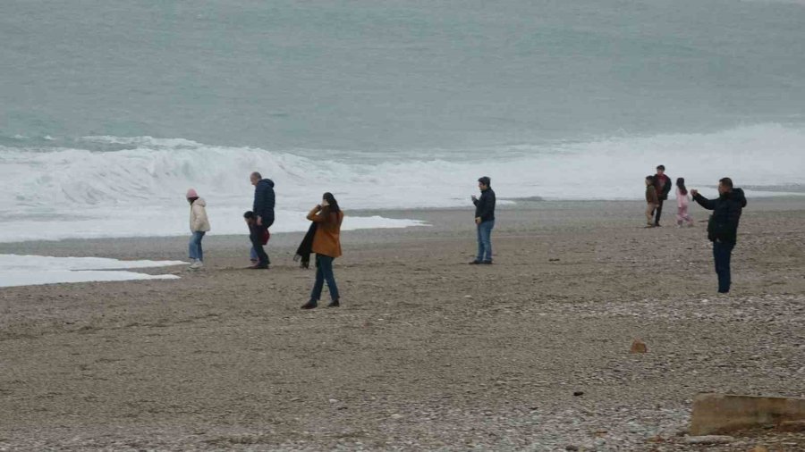 Dalgaların Dövdüğü Dünyaca Ünlü Sahil Beyaza Büründü, Manzara Tutkunları Cep Telefonlarına Sarıldı