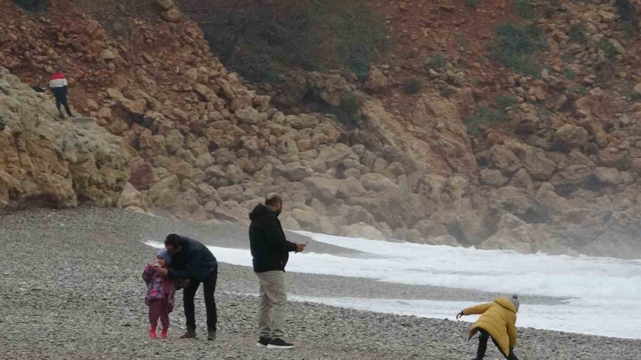 Dalgaların Dövdüğü Dünyaca Ünlü Sahil Beyaza Büründü, Manzara Tutkunları Cep Telefonlarına Sarıldı