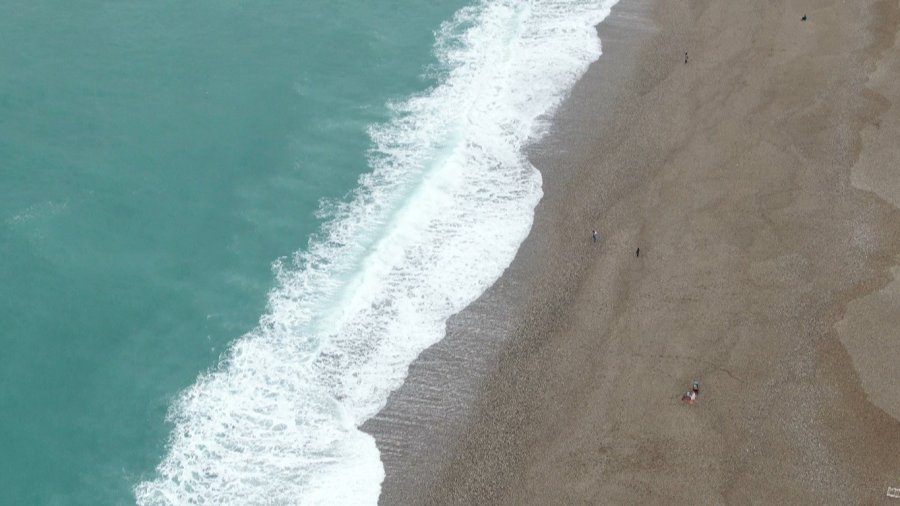 Dalgaların Dövdüğü Dünyaca Ünlü Sahil Beyaza Büründü, Manzara Tutkunları Cep Telefonlarına Sarıldı