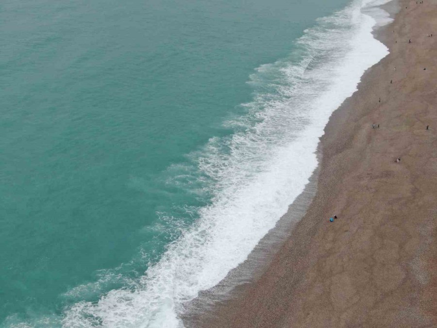 Dalgaların Dövdüğü Dünyaca Ünlü Sahil Beyaza Büründü, Manzara Tutkunları Cep Telefonlarına Sarıldı