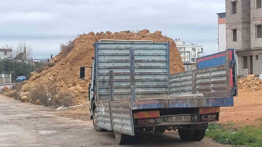 Bir Anlık Dalgınlıkla Önünde İlerleyen Kamyonete Çarptı: 3 Yaralı