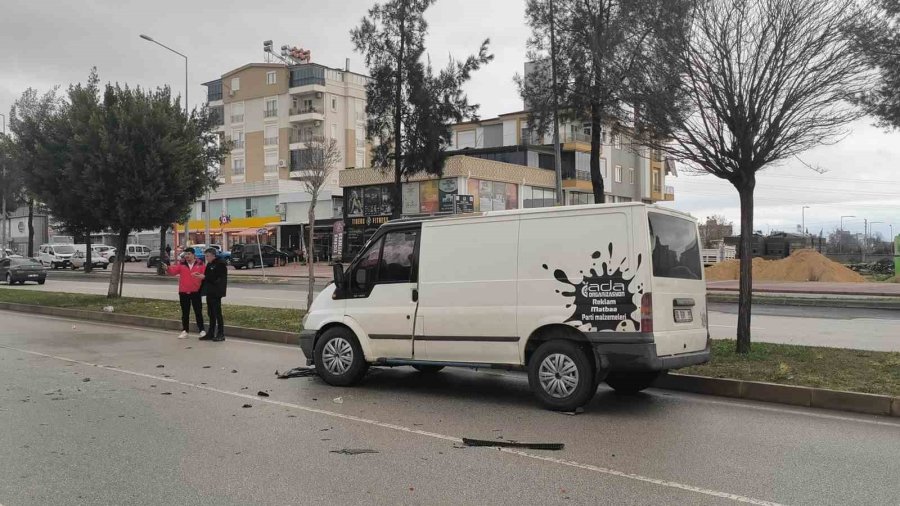 Bir Anlık Dalgınlıkla Önünde İlerleyen Kamyonete Çarptı: 3 Yaralı