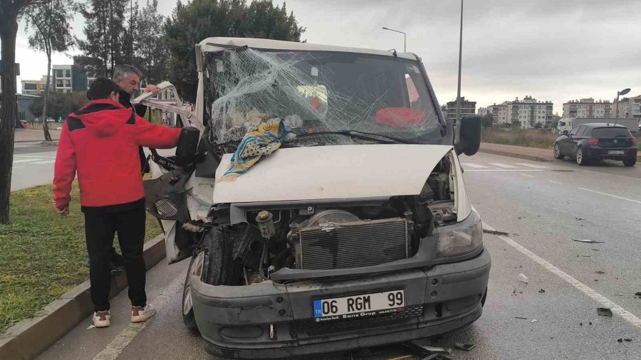 Bir Anlık Dalgınlıkla Önünde İlerleyen Kamyonete Çarptı: 3 Yaralı