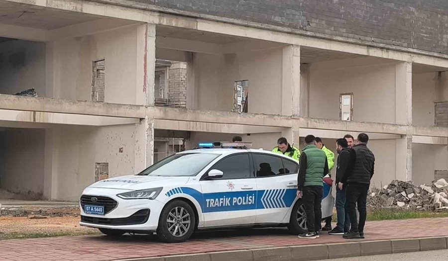 Bir Anlık Dalgınlıkla Önünde İlerleyen Kamyonete Çarptı: 3 Yaralı