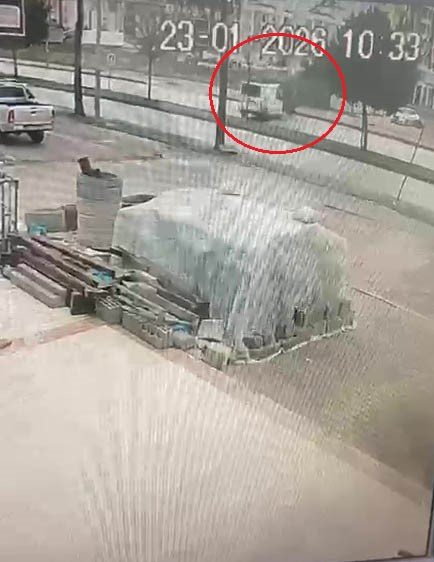 Bir Anlık Dalgınlıkla Önünde İlerleyen Kamyonete Çarptı: 3 Yaralı