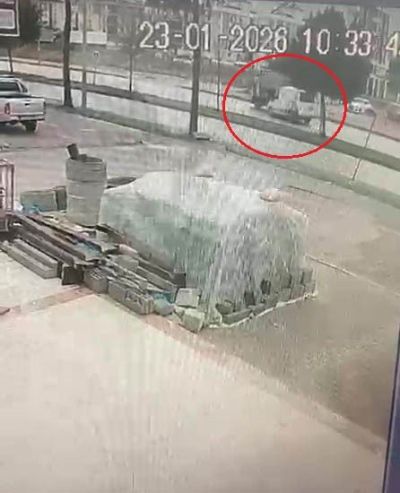 Bir Anlık Dalgınlıkla Önünde İlerleyen Kamyonete Çarptı: 3 Yaralı