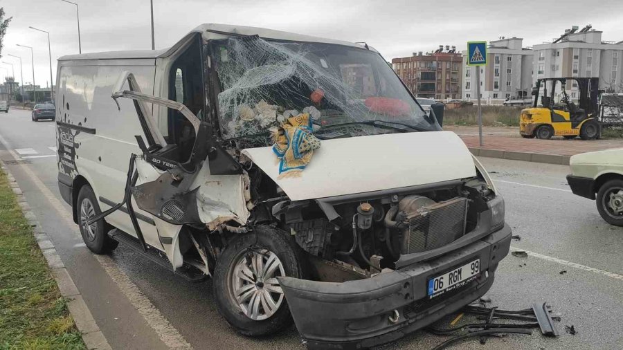 Bir Anlık Dalgınlıkla Önünde İlerleyen Kamyonete Çarptı: 3 Yaralı