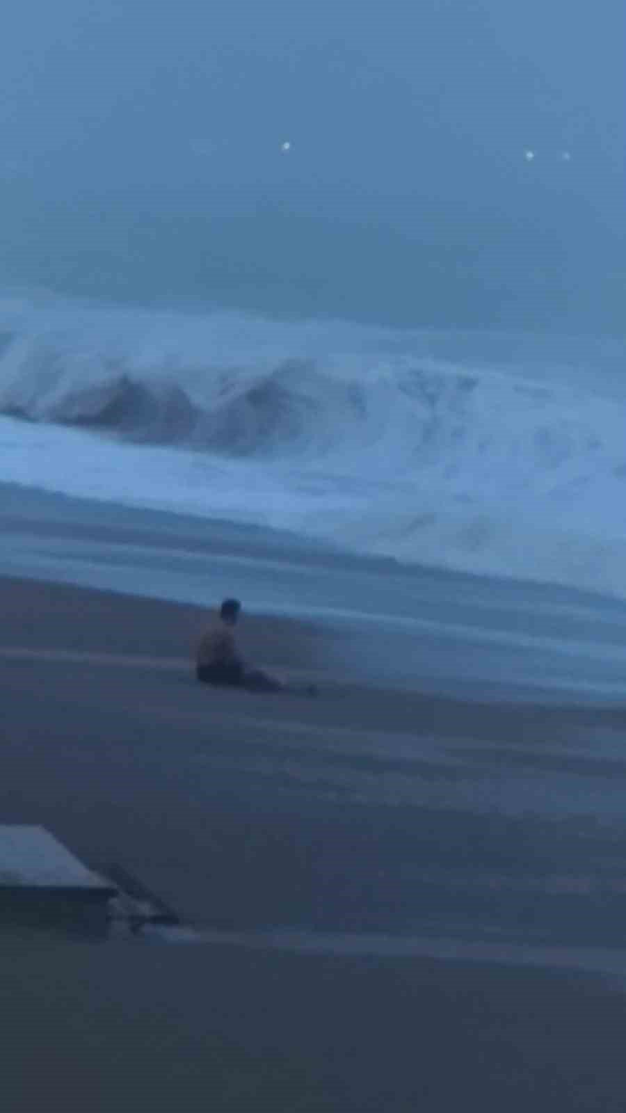 Sahilde Şınav Çekti, 2 Metrelik Dalgaları Görünce Koşarak Kaçtı