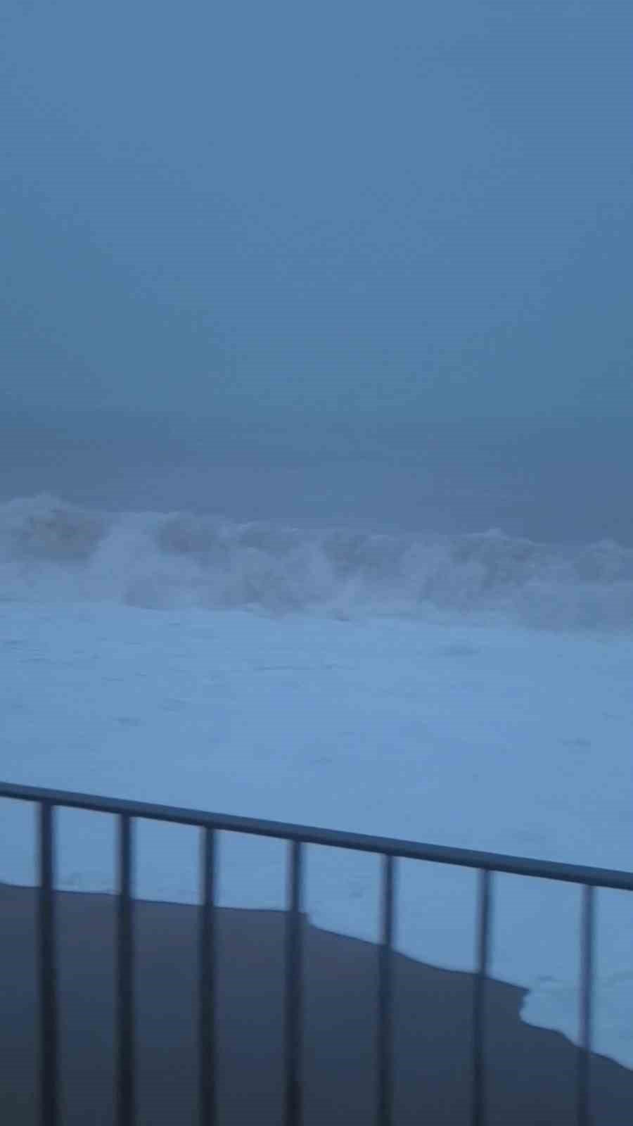 Sahilde Şınav Çekti, 2 Metrelik Dalgaları Görünce Koşarak Kaçtı