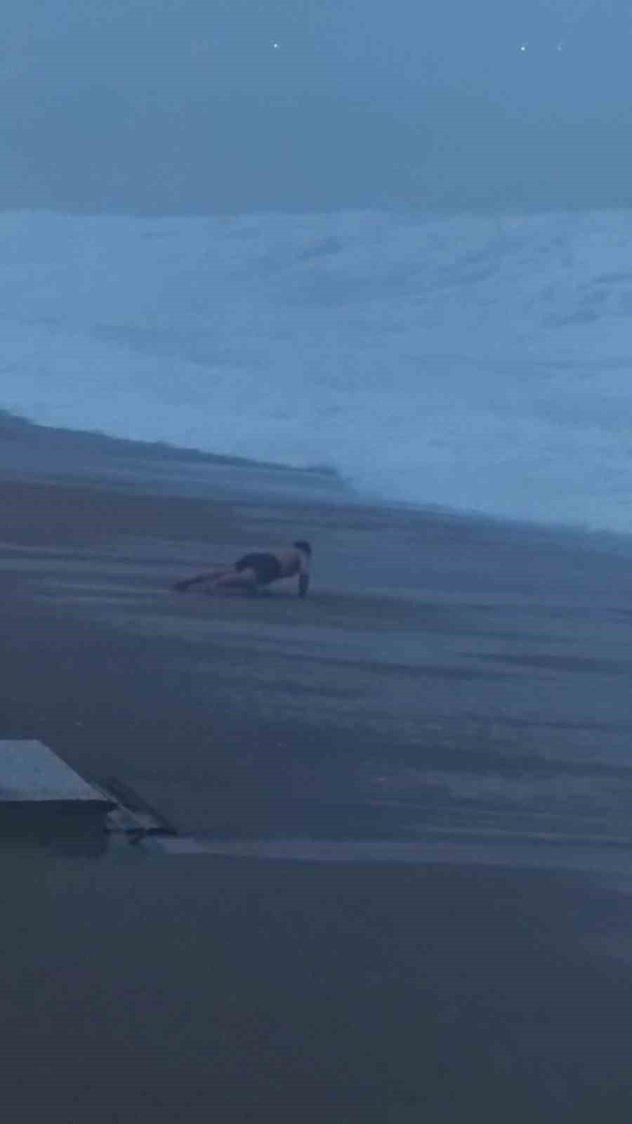 Sahilde Şınav Çekti, 2 Metrelik Dalgaları Görünce Koşarak Kaçtı