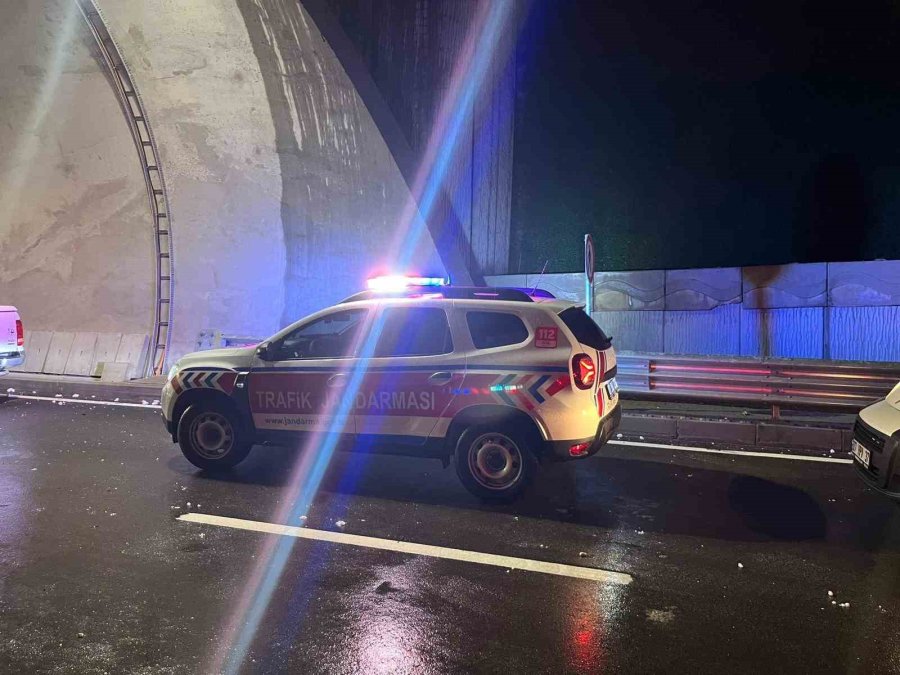 Kontrolden Çıkan Otomobil Tünel Girişinde Takla Attı: 1 Yaralı