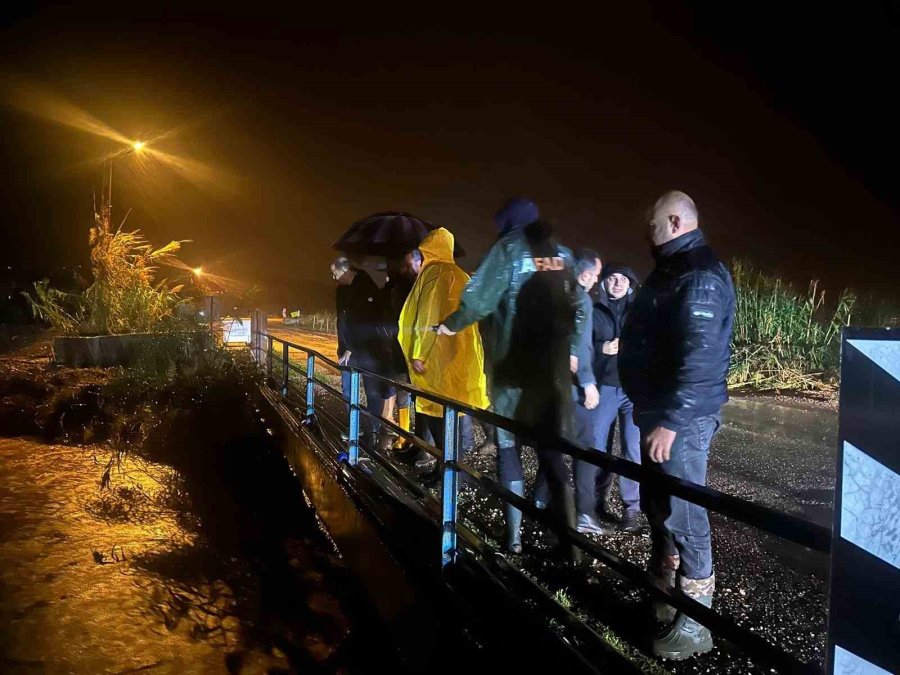 Antalya Kumluca’da Sağanak Yağış Tarım Arazilerini Sular Altında Bıraktı, Araçta Mahsur Kalan Sürücü Botla Kurtarıldı