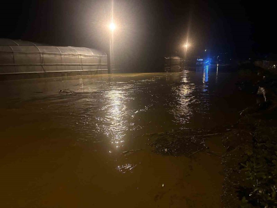 Antalya Kumluca’da Sağanak Yağış Tarım Arazilerini Sular Altında Bıraktı, Araçta Mahsur Kalan Sürücü Botla Kurtarıldı