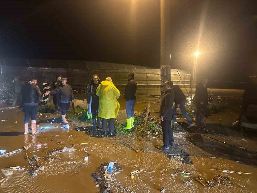 Antalya Kumluca’da Sağanak Yağış Tarım Arazilerini Sular Altında Bıraktı, Araçta Mahsur Kalan Sürücü Botla Kurtarıldı