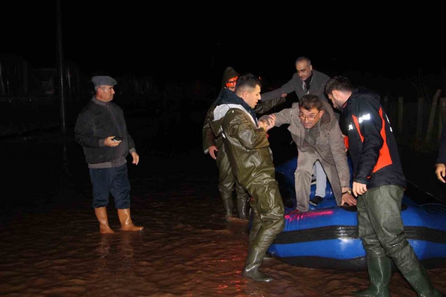 Antalya Kumluca’da Sağanak Yağış Tarım Arazilerini Sular Altında Bıraktı, Araçta Mahsur Kalan Sürücü Botla Kurtarıldı