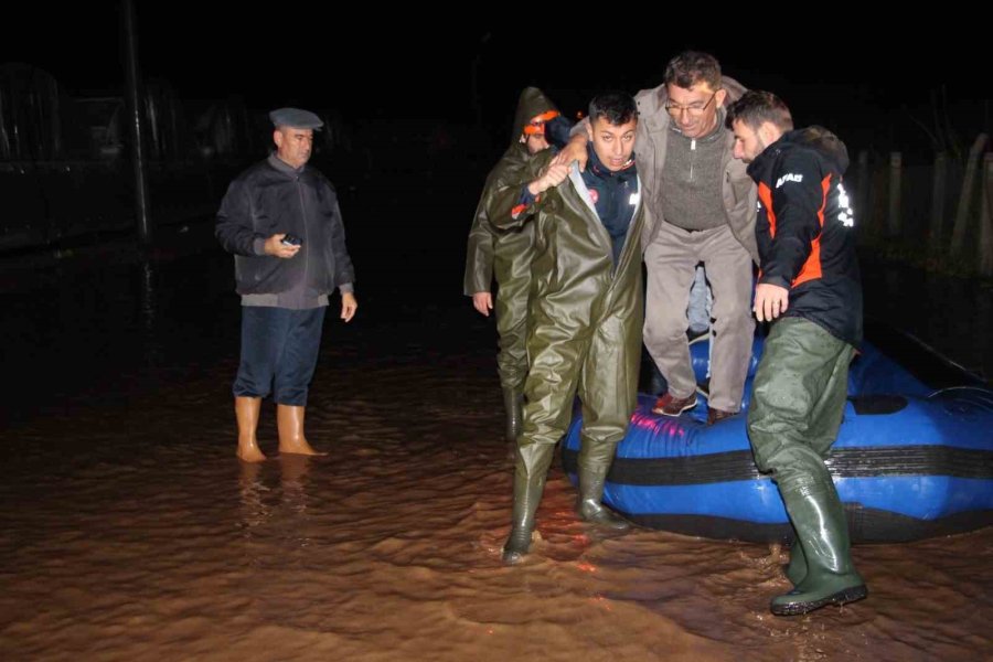 Antalya Kumluca’da Sağanak Yağış Tarım Arazilerini Sular Altında Bıraktı, Araçta Mahsur Kalan Sürücü Botla Kurtarıldı