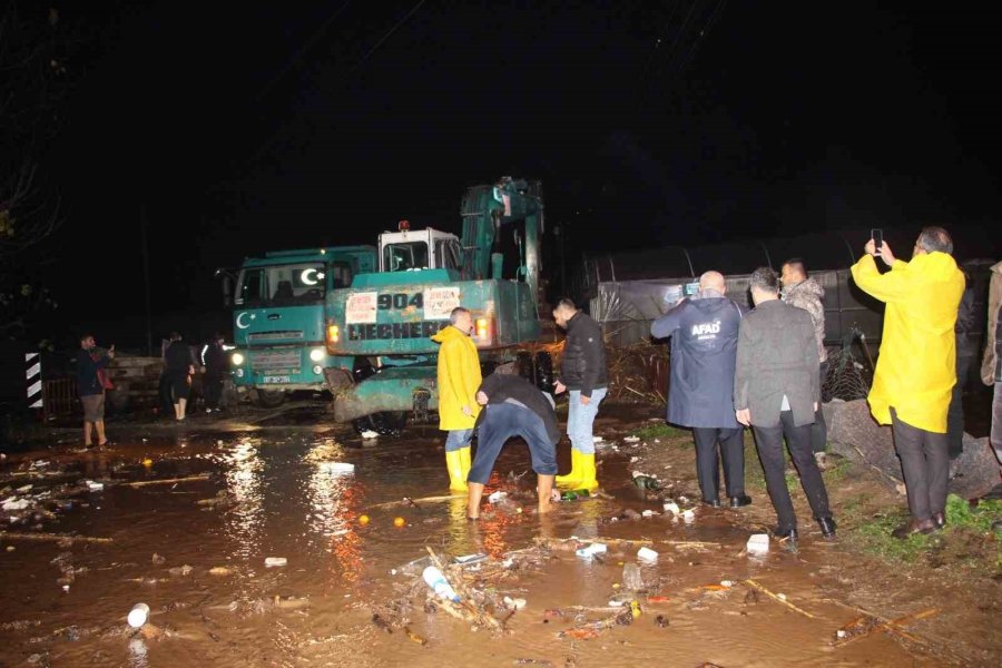 Antalya Kumluca’da Sağanak Yağış Tarım Arazilerini Sular Altında Bıraktı, Araçta Mahsur Kalan Sürücü Botla Kurtarıldı