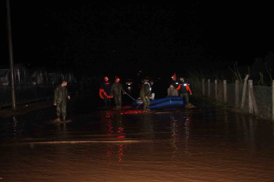 Antalya Kumluca’da Sağanak Yağış Tarım Arazilerini Sular Altında Bıraktı, Araçta Mahsur Kalan Sürücü Botla Kurtarıldı