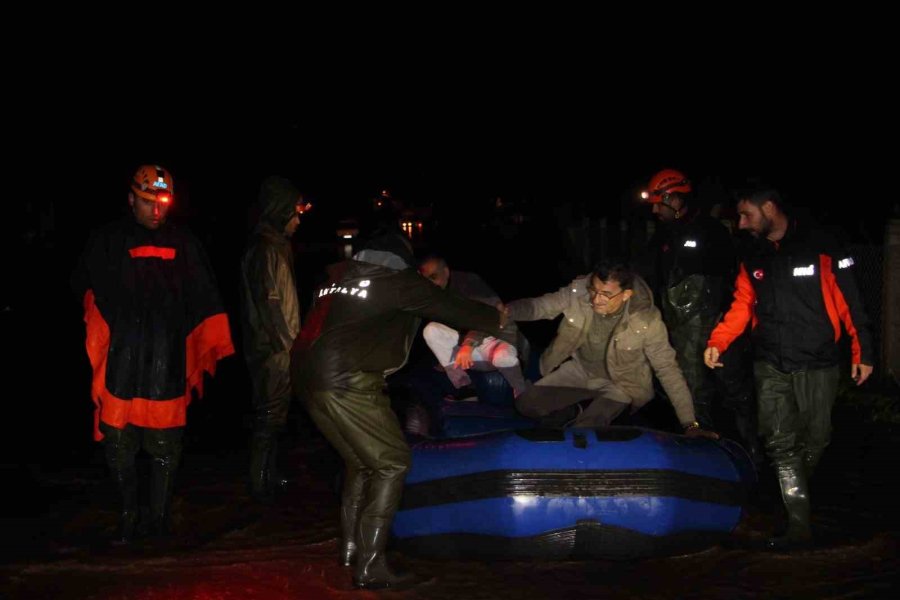 Antalya Kumluca’da Sağanak Yağış Tarım Arazilerini Sular Altında Bıraktı, Araçta Mahsur Kalan Sürücü Botla Kurtarıldı