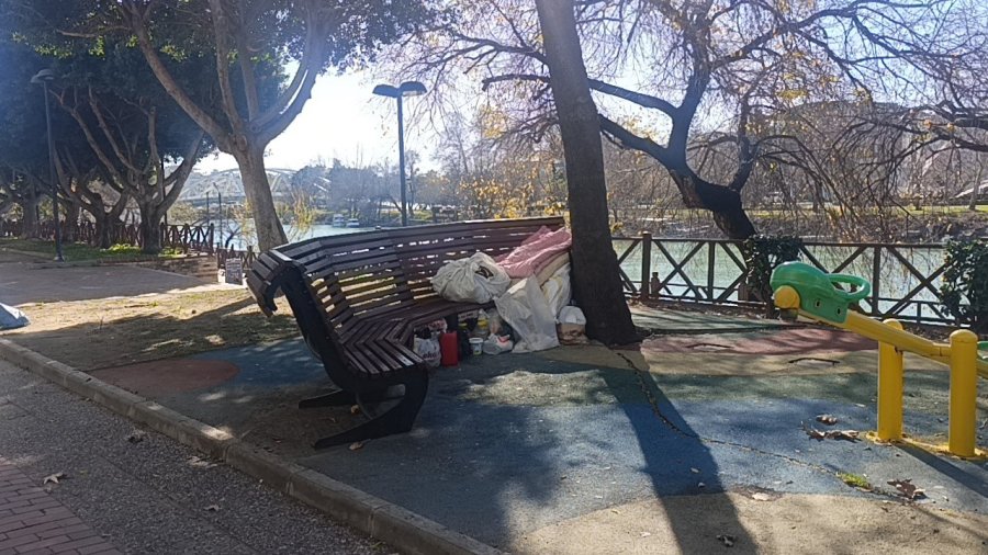 Bankta Hayatını Sürdüren Adam, Otelde Konaklamayı Kabul Etmedi