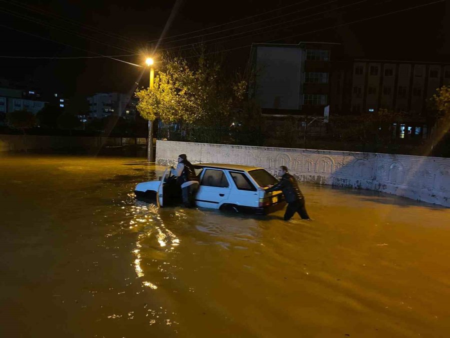 Antalya’da Sağanak Hayatı Felç Etti: İş Yerleri Su Basan Esnaf Sabahın İlk Işığıyla Temizliğe Başladı