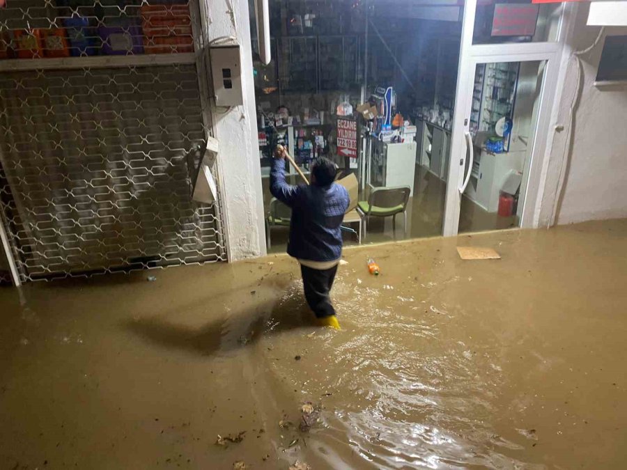 Antalya’da Sağanak Hayatı Felç Etti: İş Yerleri Su Basan Esnaf Sabahın İlk Işığıyla Temizliğe Başladı
