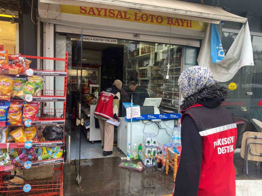 Antalya’da Sağanak Hayatı Felç Etti: İş Yerleri Su Basan Esnaf Sabahın İlk Işığıyla Temizliğe Başladı