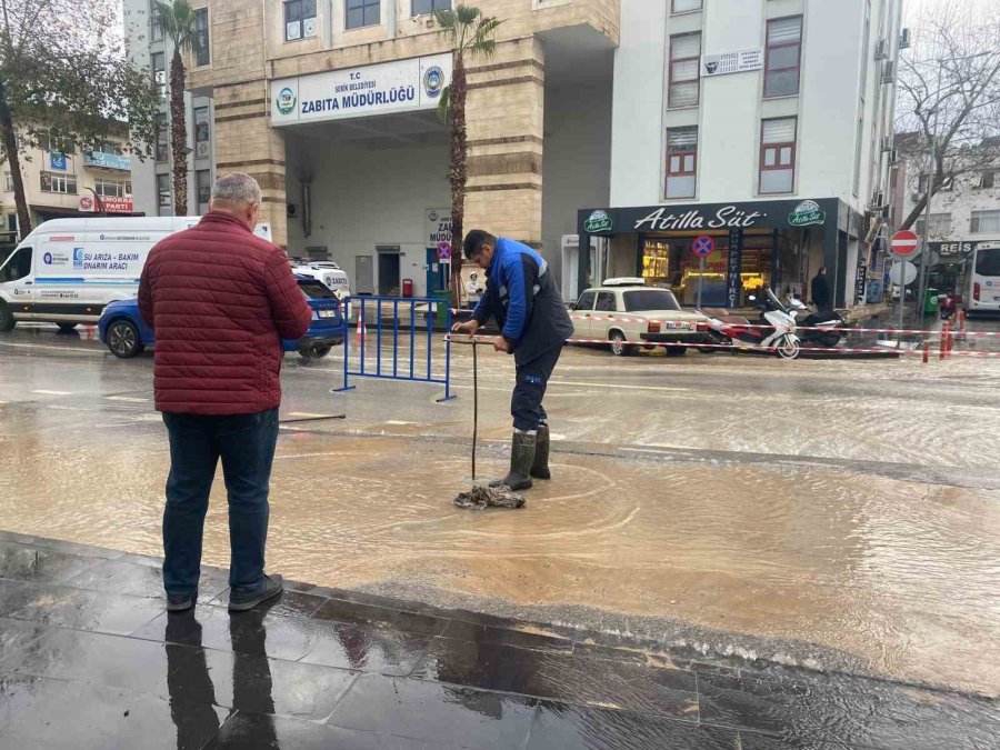 Antalya’da Sağanak Hayatı Felç Etti: İş Yerleri Su Basan Esnaf Sabahın İlk Işığıyla Temizliğe Başladı