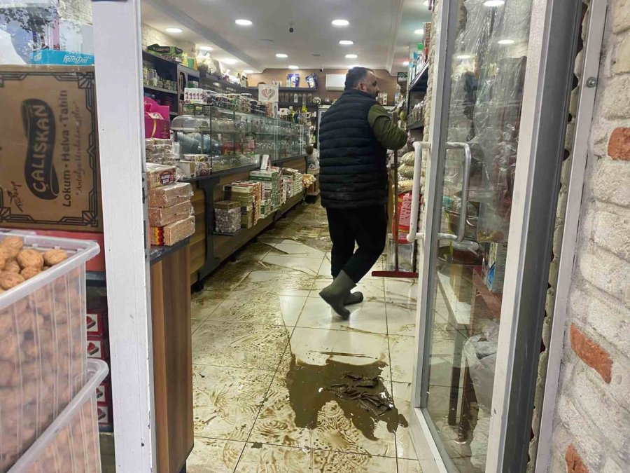 Antalya’da Sağanak Hayatı Felç Etti: İş Yerleri Su Basan Esnaf Sabahın İlk Işığıyla Temizliğe Başladı