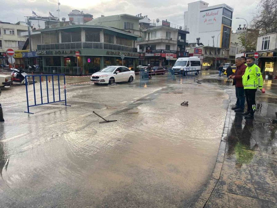Antalya’da Sağanak Hayatı Felç Etti: İş Yerleri Su Basan Esnaf Sabahın İlk Işığıyla Temizliğe Başladı