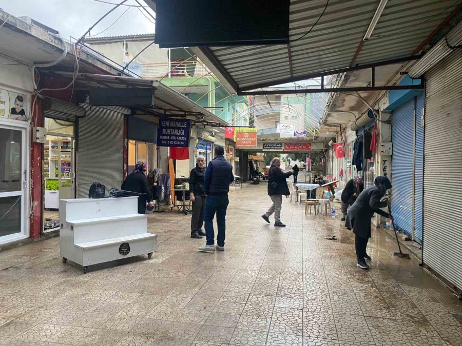 Antalya’da Sağanak Hayatı Felç Etti: İş Yerleri Su Basan Esnaf Sabahın İlk Işığıyla Temizliğe Başladı