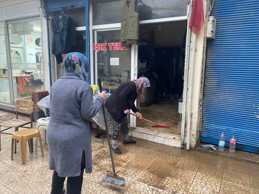 Antalya’da Sağanak Hayatı Felç Etti: İş Yerleri Su Basan Esnaf Sabahın İlk Işığıyla Temizliğe Başladı
