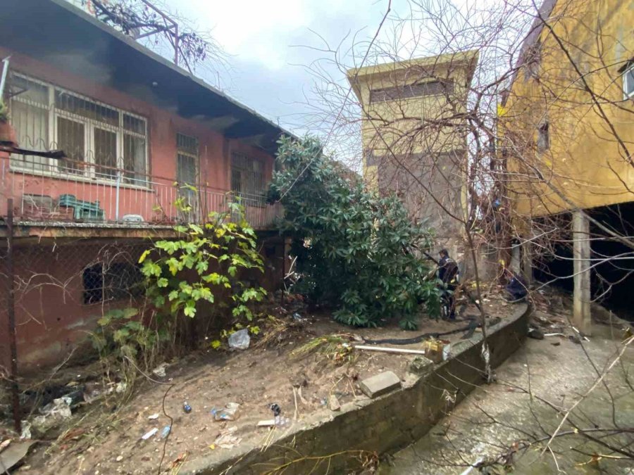 Antalya’da Sağanak Hayatı Felç Etti: İş Yerleri Su Basan Esnaf Sabahın İlk Işığıyla Temizliğe Başladı