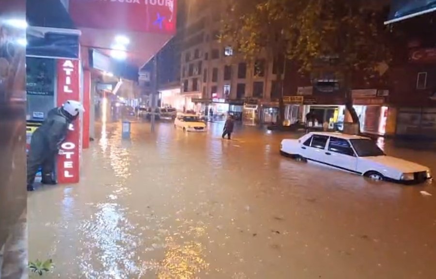 Antalya’da Sağanak Hayatı Felç Etti: İş Yerleri Su Basan Esnaf Sabahın İlk Işığıyla Temizliğe Başladı