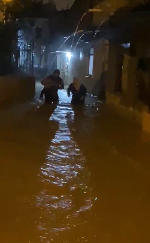 Antalya’da Sağanak Hayatı Felç Etti: İş Yerleri Su Basan Esnaf Sabahın İlk Işığıyla Temizliğe Başladı