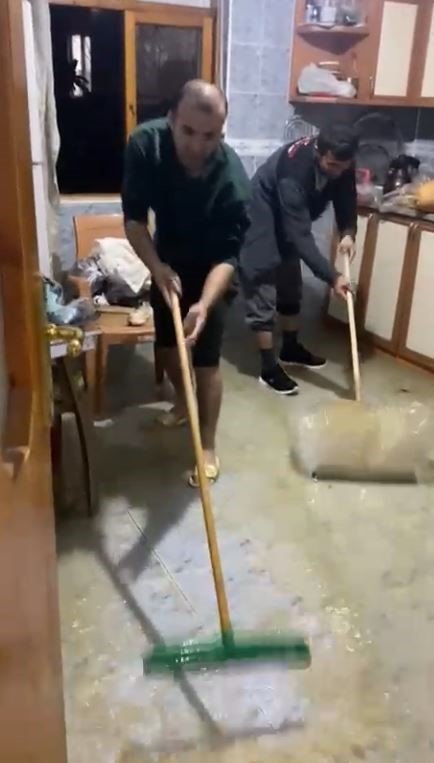 Antalya’da Sağanak Hayatı Felç Etti: İş Yerleri Su Basan Esnaf Sabahın İlk Işığıyla Temizliğe Başladı