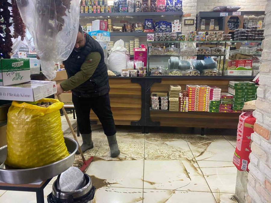 Antalya’da Sağanak Hayatı Felç Etti: İş Yerleri Su Basan Esnaf Sabahın İlk Işığıyla Temizliğe Başladı