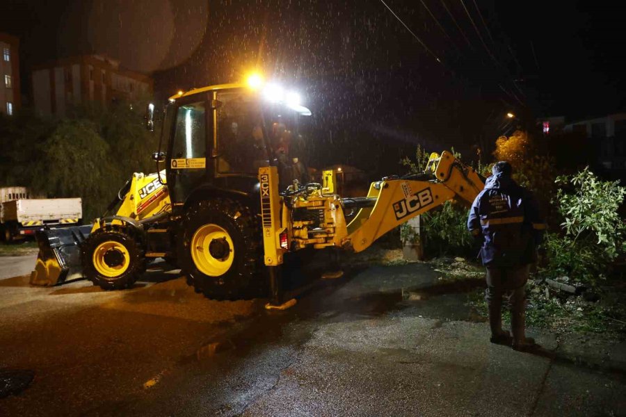 Büyükşehir Ekipleri Yağmur Ve Fırtınaya Karşı Seferber Oldu